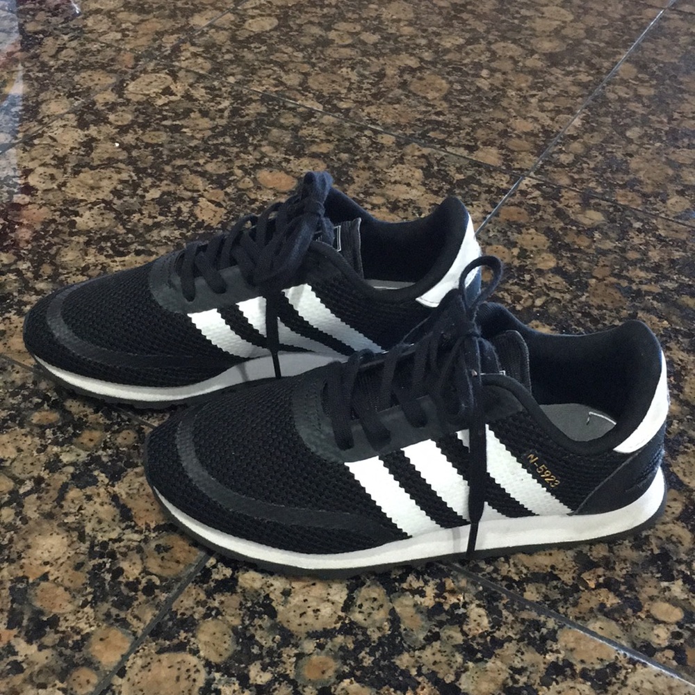 Youth adidas size 3 N-5923